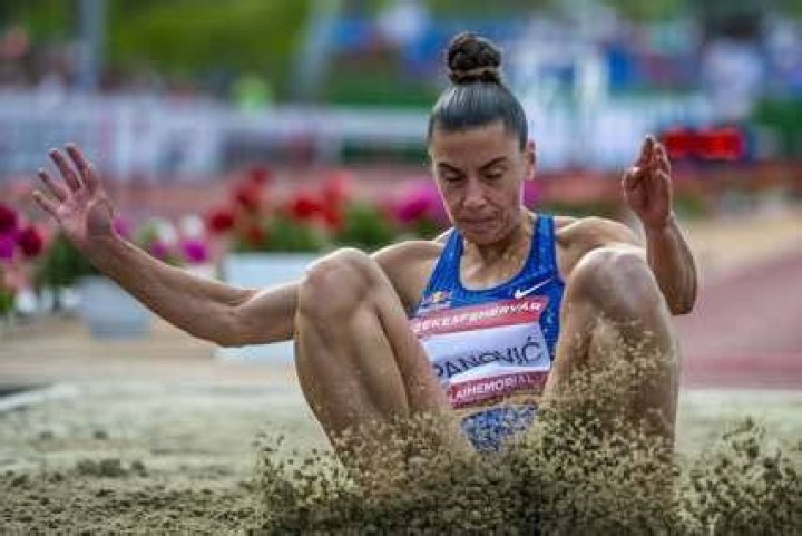 Ivana &Scaron;panović prekinula nastup na mitingu u Stokholmu alo.rs