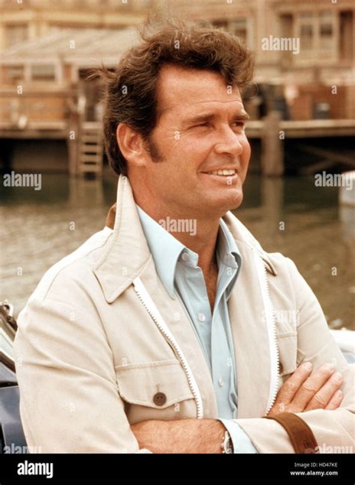 James Garner 19282014 Photo Gallery in 2020 Famous tombstones