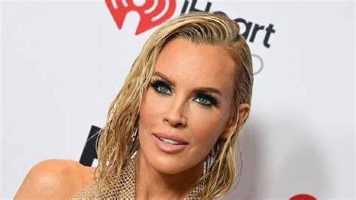 Jenny McCarthy g&acirc;y bất ngờ cho Donnie Wahlberg bằng c&aacute;ch phủ đầy nh&agrave;