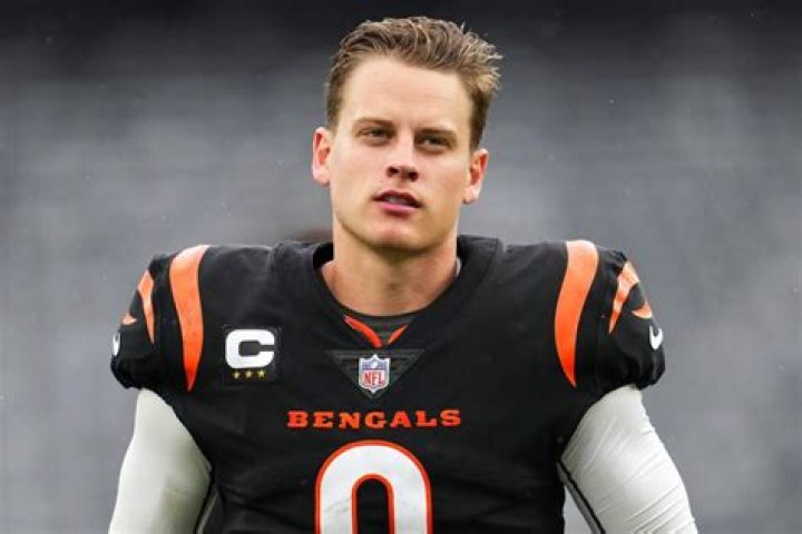 Joe Burrow shows up to Bengals practice with a new look