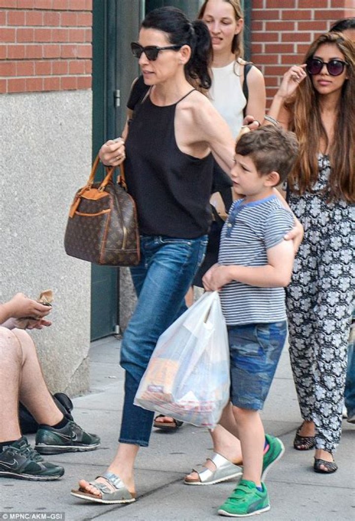 Julianna Margulies displays very slender arms with her sixyearold son
