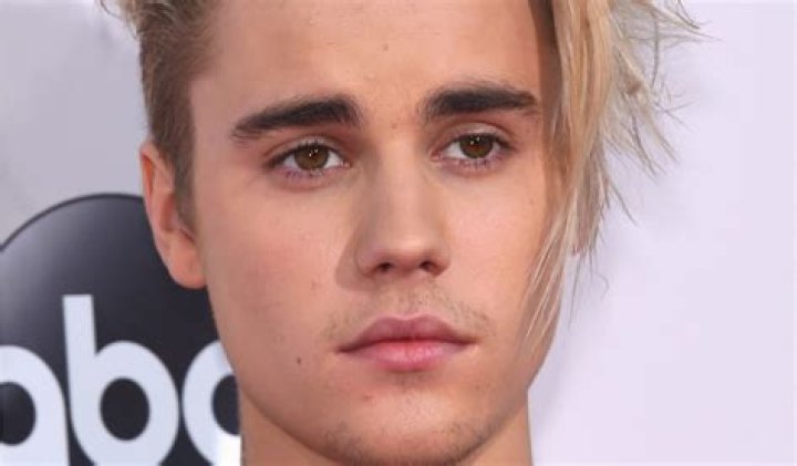 Justin Bieber Age, Life & Songs