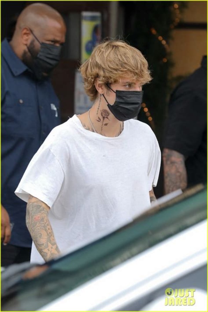 Justin Bieber Gets Lunch with Hailey After Debuting New Tattoo! Photo