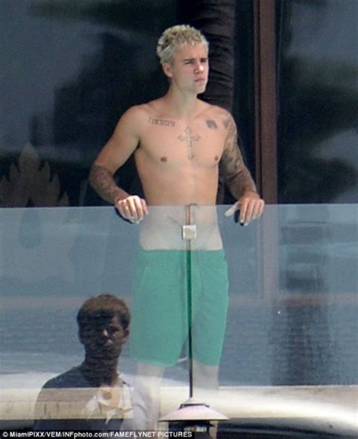 Justin Bieber nude pics see his penis is back on the but