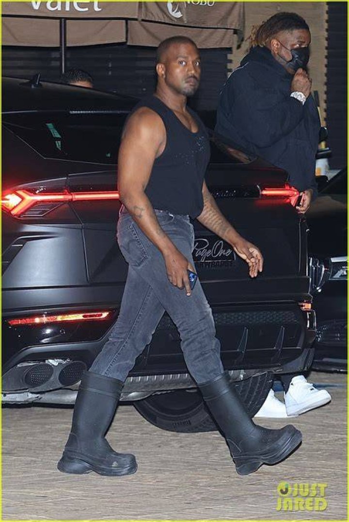 Kanye West Flaunts His Muscles While Dining with a Kim Kardashian