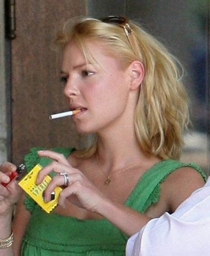 Katherine Heigl while smoking Katherine Heigl Photos FanPhobia