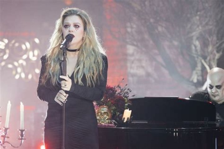 Kelly Clarkson Dresses as a Rock and Roll Vampire for Halloween Show