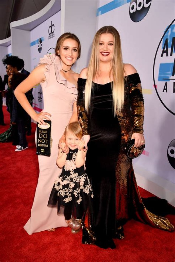 Kelly Clarkson Walks AMAs Red Carpet With Her Daughters, Teases