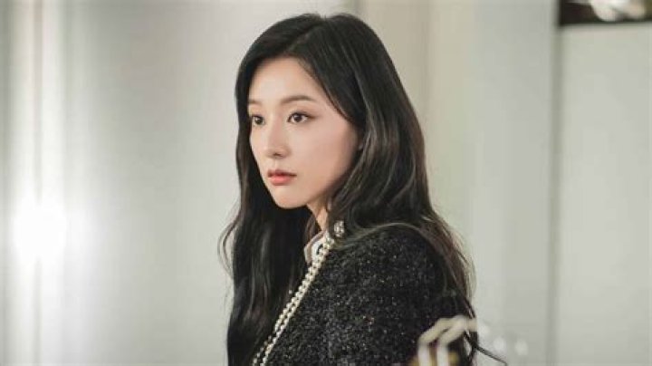 Kim Ji Won in Talks for Kim Soo Hyun's Leading Lady in 2023 K