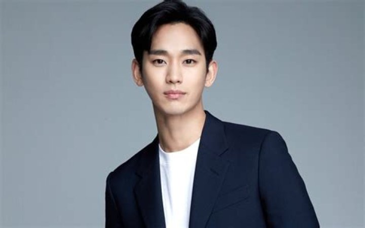 Kim Soo Hyun to reportedly reunite with "My Love From The Star" author