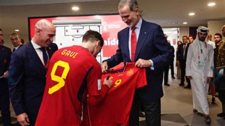 King of Spain congratulates team after dominating victory over Costa