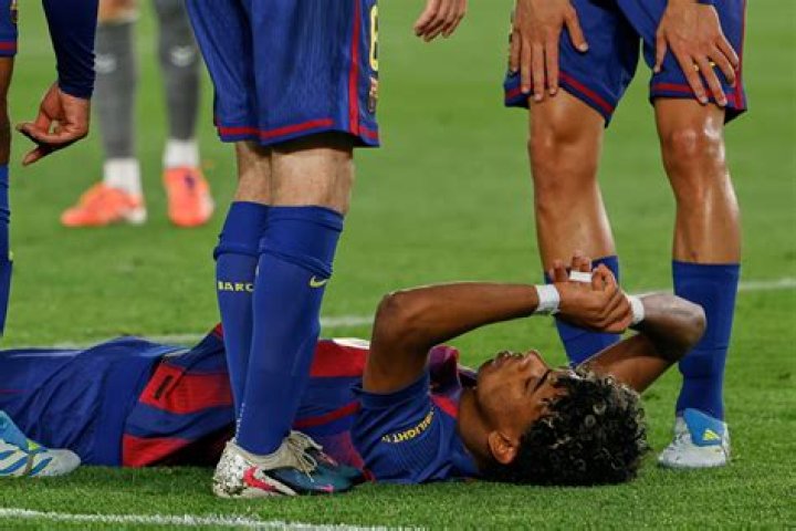 La Liga news Injured Luis Suarez out for up to five weeks as Barca