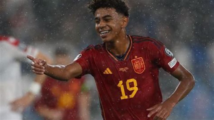 Lamine Yamal debut y gol hist&oacute;rico en la paliza de Espa&ntilde;a a