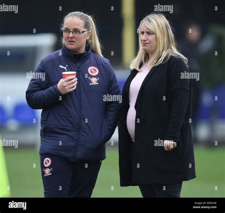 Lesen Frauen manager Kelly Kammern (links) Chats mit Chelsea Damen