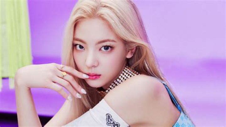 LIA WALLPAPER