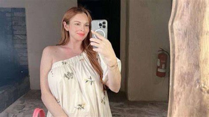 Lindsay Lohan Posts Selfie With Sister Ali On Twitter See Pretty Pic
