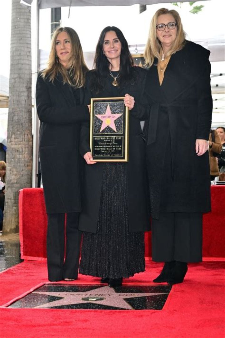 Lisa Kudrow Wears All Black for Courteney Cox&rsquo;s Walk of Fame Ceremony