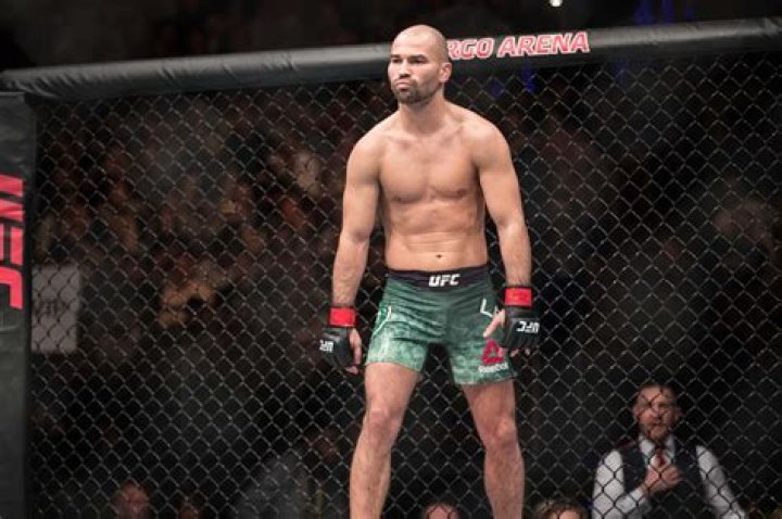 Lobov returns money to Johnson for the extra weight RingSide24
