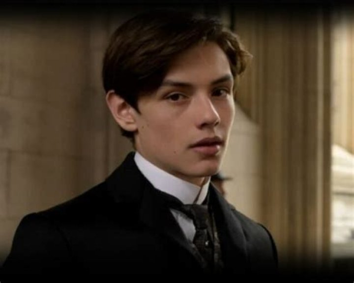 Louis Partridge Age, Bio, Birthday, Family, Net Worth Famous Peple