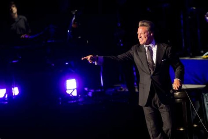 Luis Miguel es abucheado en M&eacute;xico termin&oacute; concierto entre insultos