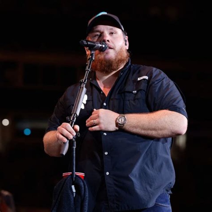 Luke Combs has a cool giveaway DRGNews