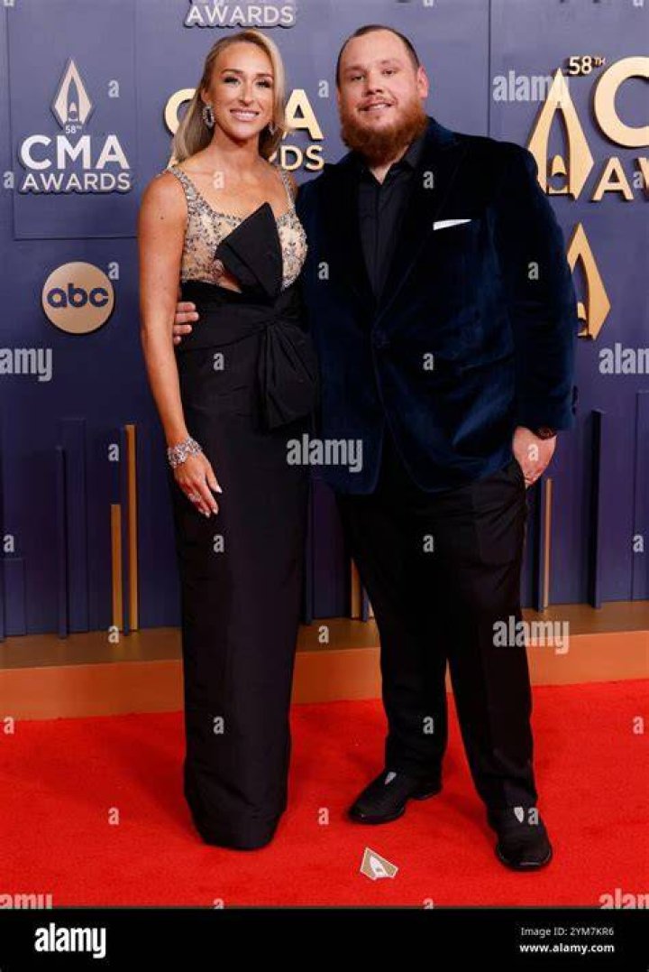 Luke Combs Wife Nicole Hocking Joins Him At Cma Awards 2020 See Red