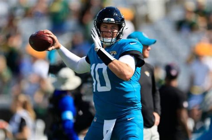 Mac Jones Age, Date of Birth, Girlfriend, high school, 49ers, select Alabama Qb at no.15