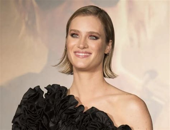 Mackenzie Davis bio Age, height, net worth, is she gay? Legit.ng