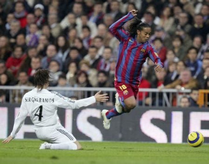 MADRID, SPAIN NOVEMBER 19 Ronaldinho (L) of Barcelona celebrates