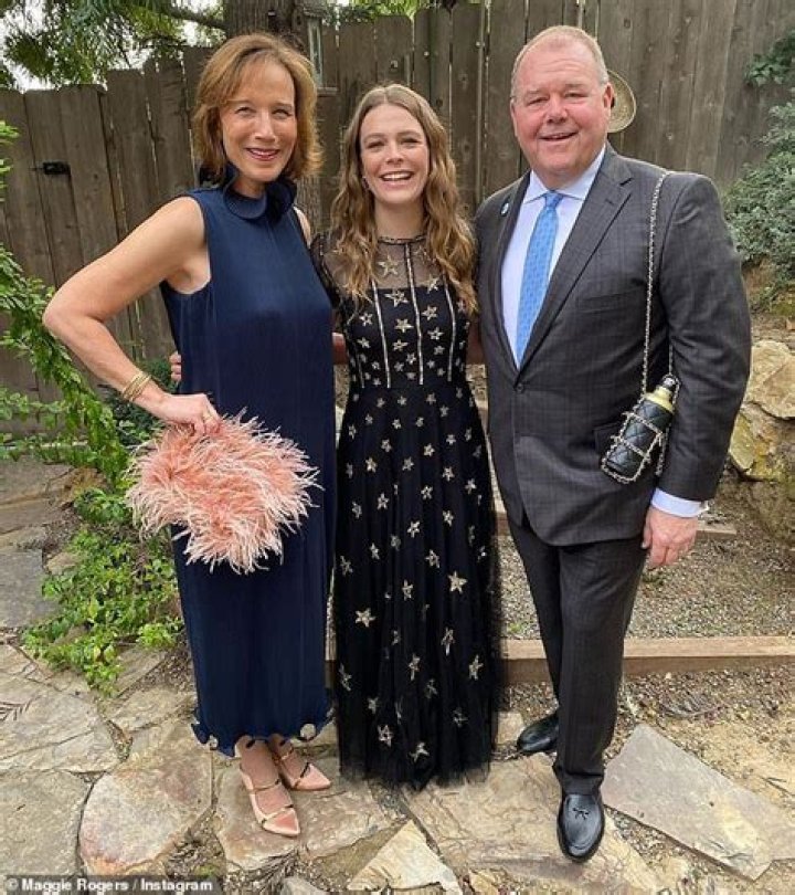 Maggie Rogers radiates literal star power at the Grammy Awards in a