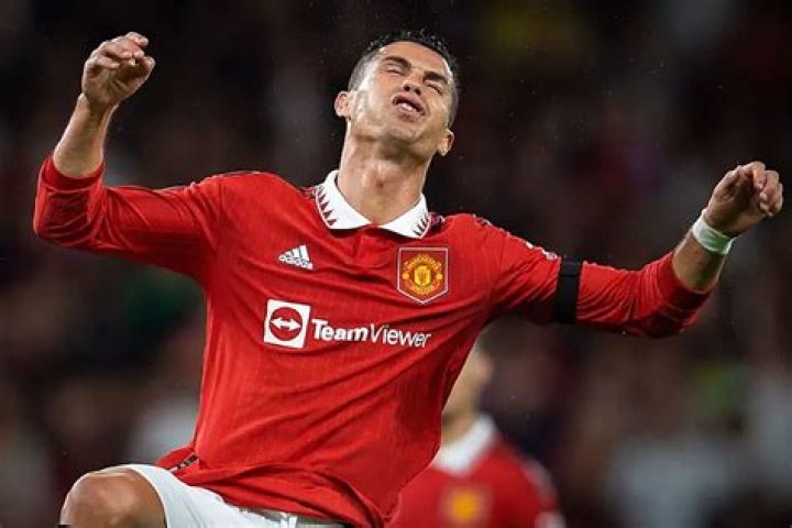 Man Utd News Cristiano Ronaldo shows off muscles along with 11year