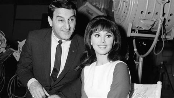 Marlo Thomas says she wears her late father&rsquo;s ring to help her