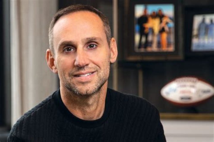 Michael Rubin's girlfriend faceplanted at July 4th party