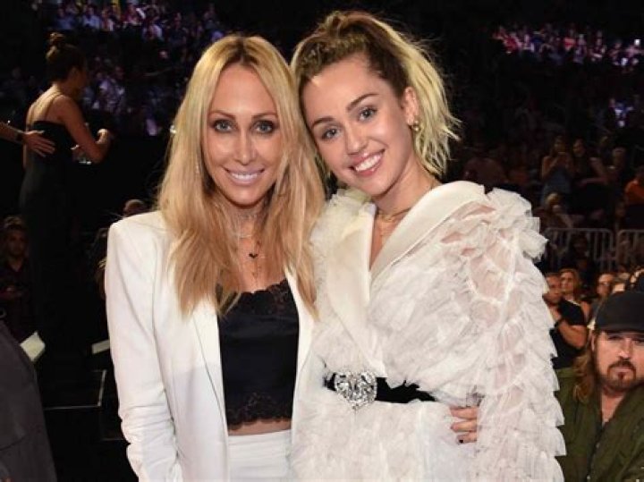 Miley with her parents Miley Cyrus Photo (35238263) Fanpop