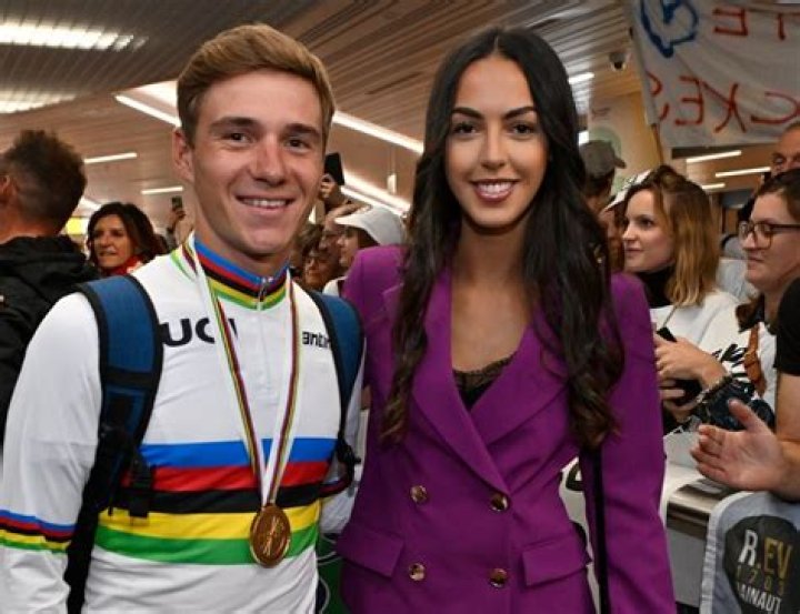Na de regenboogtrui moet Remco Evenepoel nu &lsquo;een trouwkostuum&rsquo; kiezen Foto bd.nl