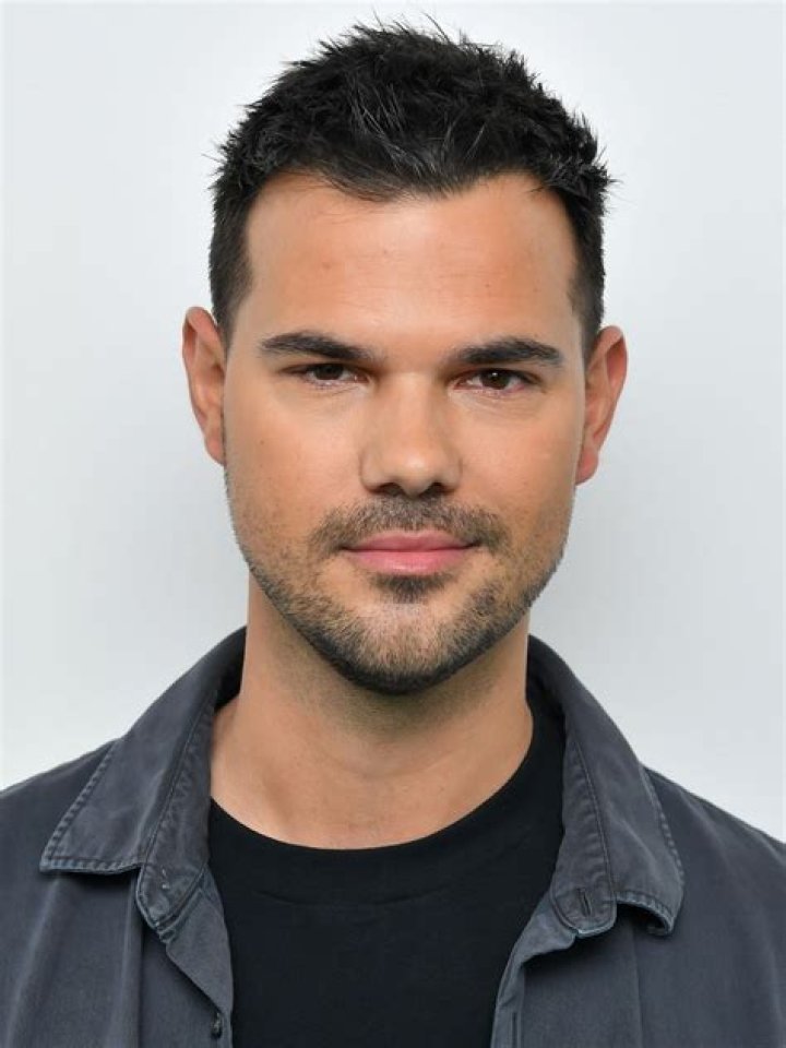 New/Old Portraits Of Taylor Lautner From &lsquo;Valentine&rsquo;s Day&rsquo; Taylor