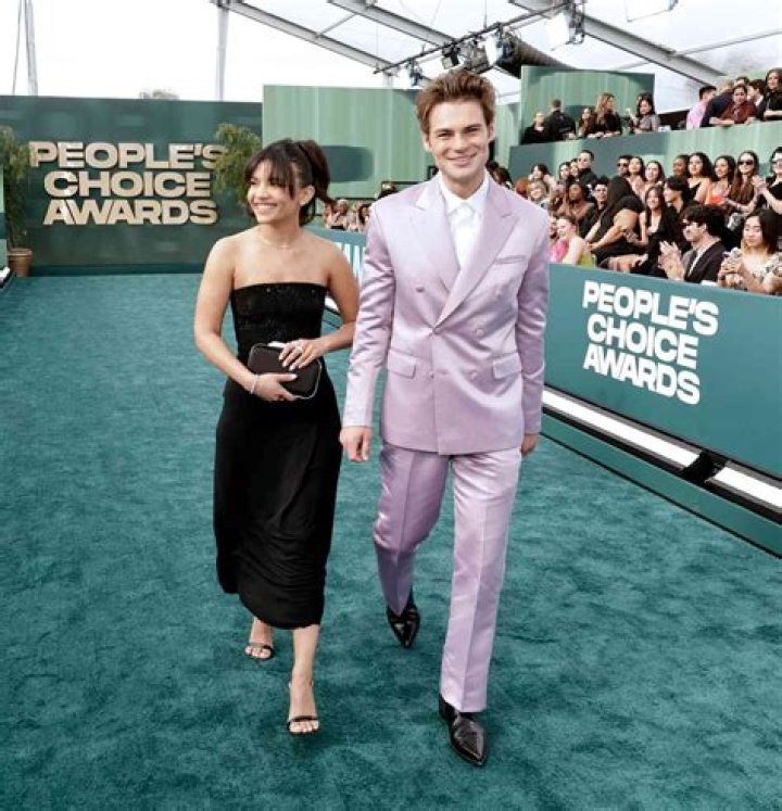 Nikki Rodriguez et Noah LaLonde des Walter Boys d&eacute;filent sur le tapis