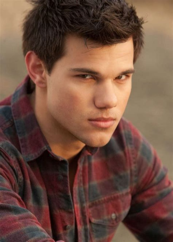 OFFICIAL TAYLOR LAUTNER FAN PAGE Old/New of Taylor photos of Breaking Dawn