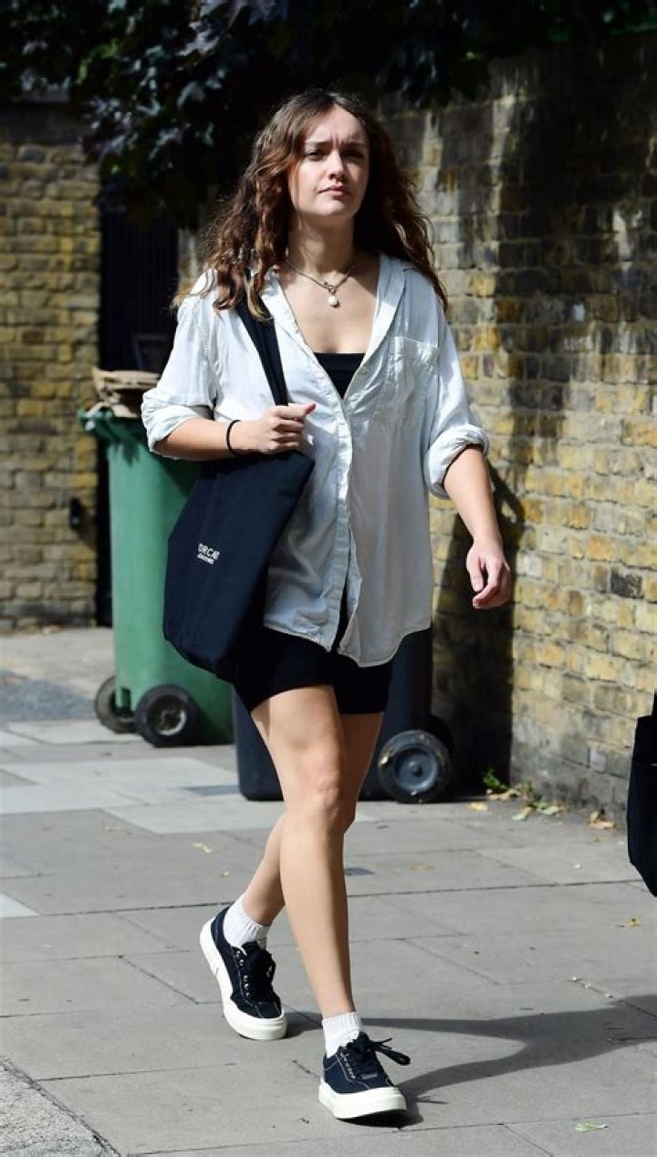 Olivia Cooke Out with her boyfriend Christopher Abbott in Paris07