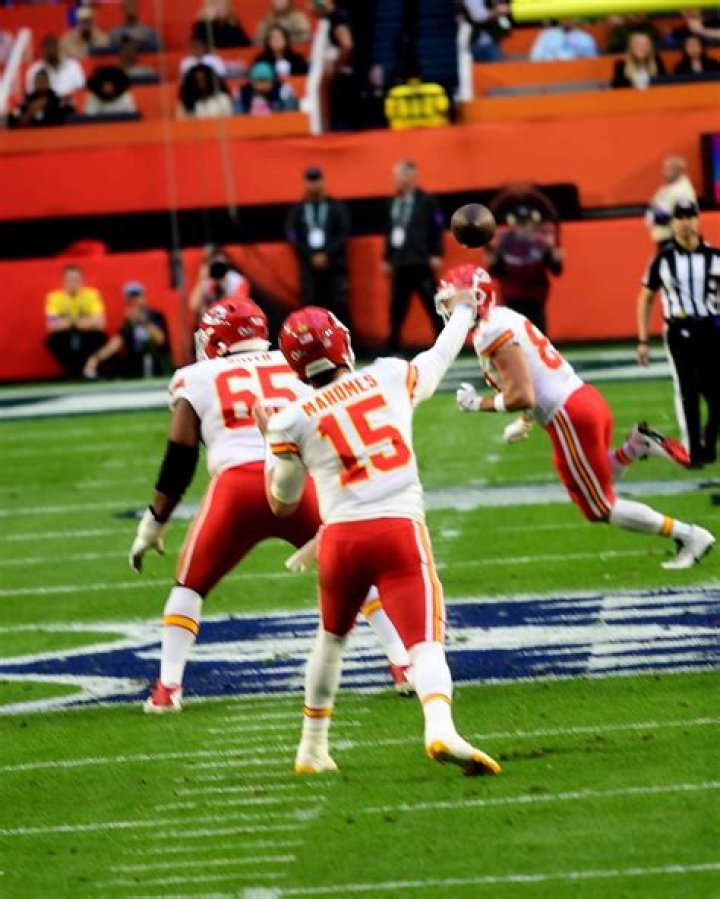 Patrick Mahomes, Travis Kelce run Post Malone's beer pong table
