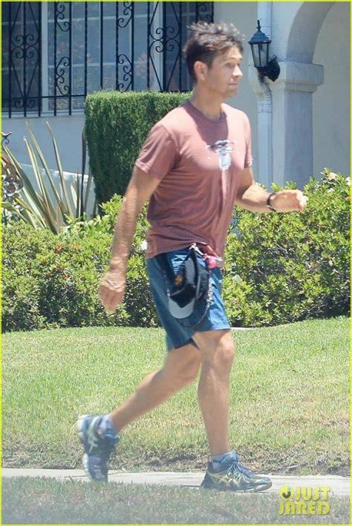 Photo antony starr outdoor workout 01 Photo 4465865 Just Jared