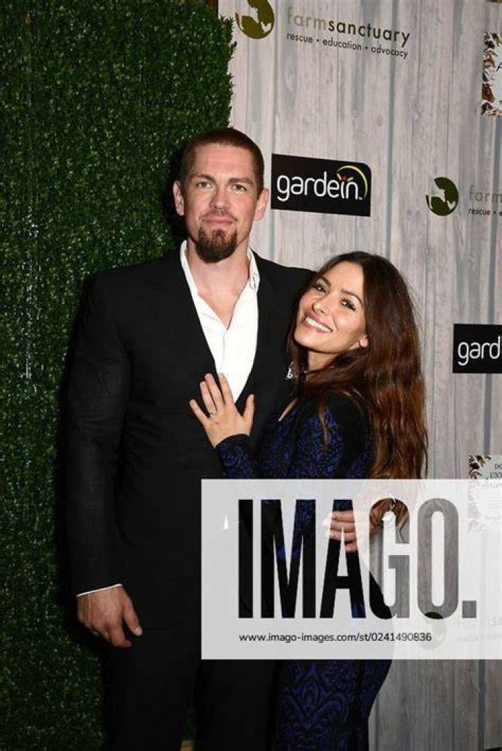 Photo Sarah Shahi, husband Steve Howey, daughter Violet Moon Howey