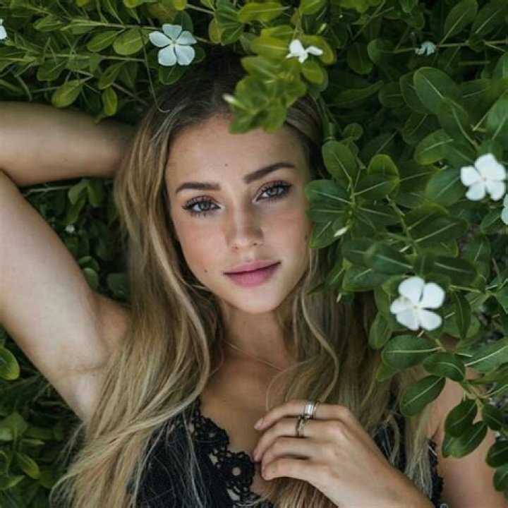 Pin de Timothy Barrier em Gabby Epstein Roupas para concerto, Ideias