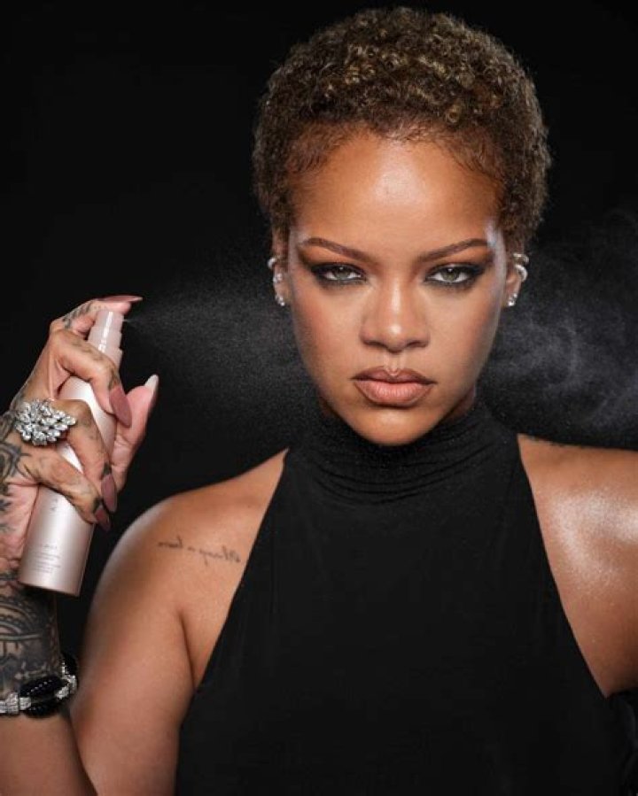 RIHANNA &Eacute; lindo ver o CARINHO e RECONHECIMENTO que BARBADOS tem com