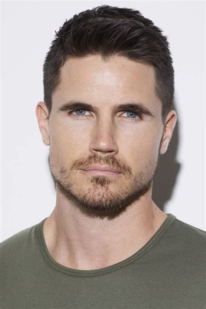 Robbie Amell On Starring in Greg Daniels&rsquo; &lsquo;Upload&rsquo; Awardsdaily