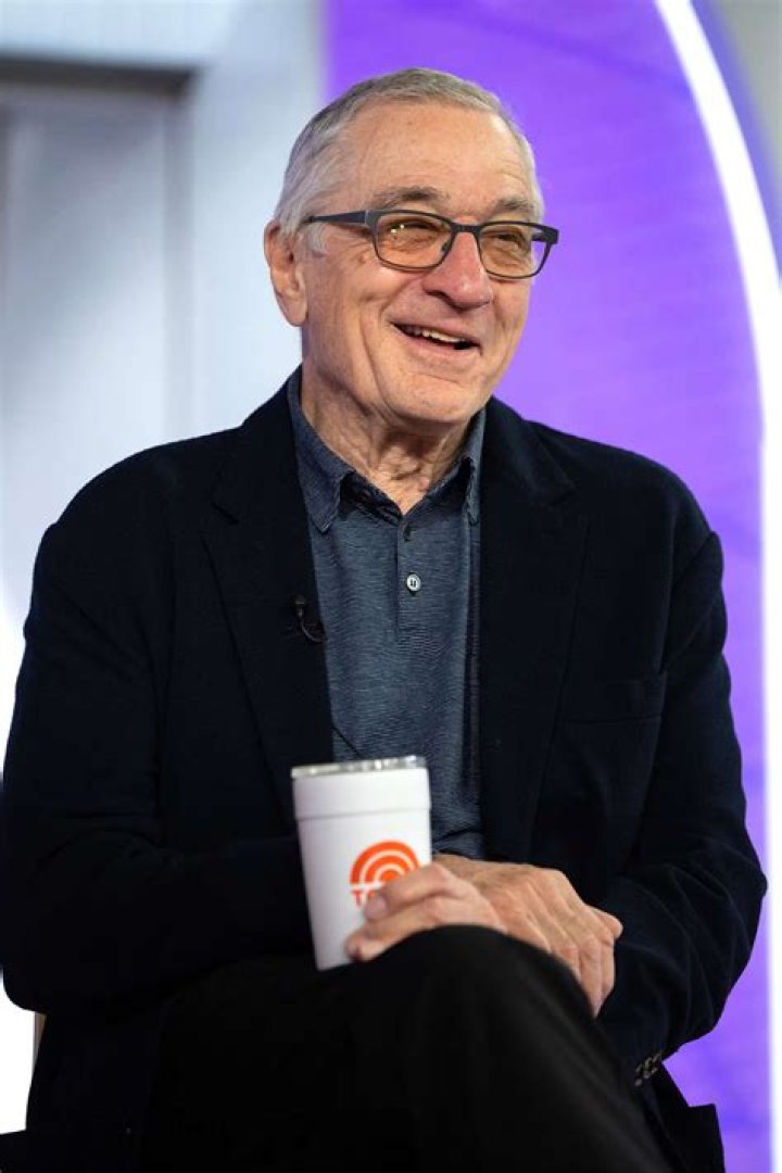 Robert De Niro has given the authors of a book about his artist father
