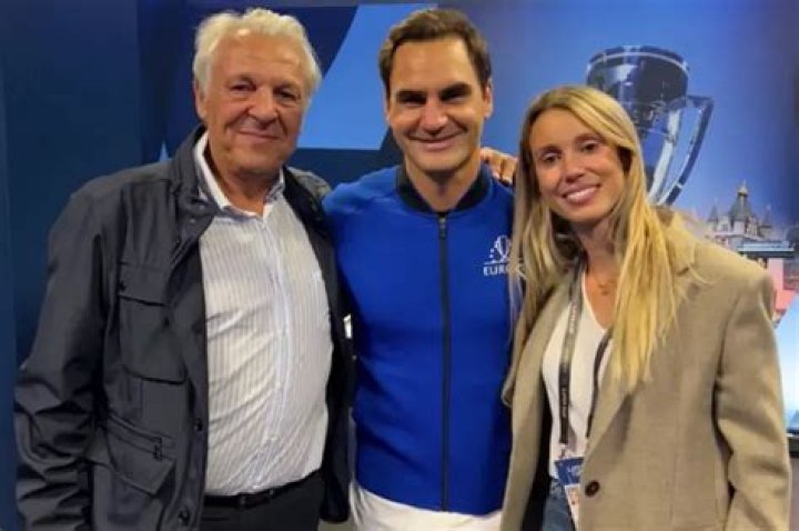 Roger Federer prend une photo historique avec le p&egrave;re et la soeur de