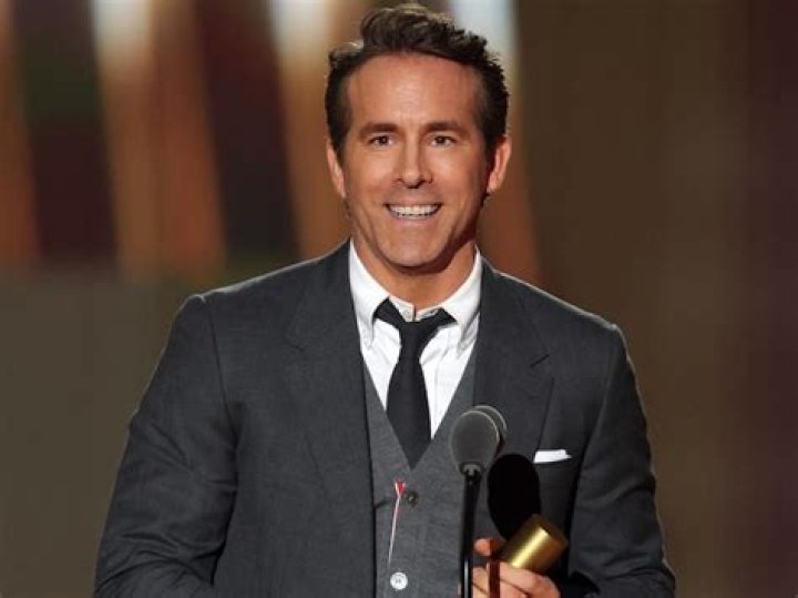 Ryan Reynolds Receives People's Choice Icon Award 2022; Gives Shout to