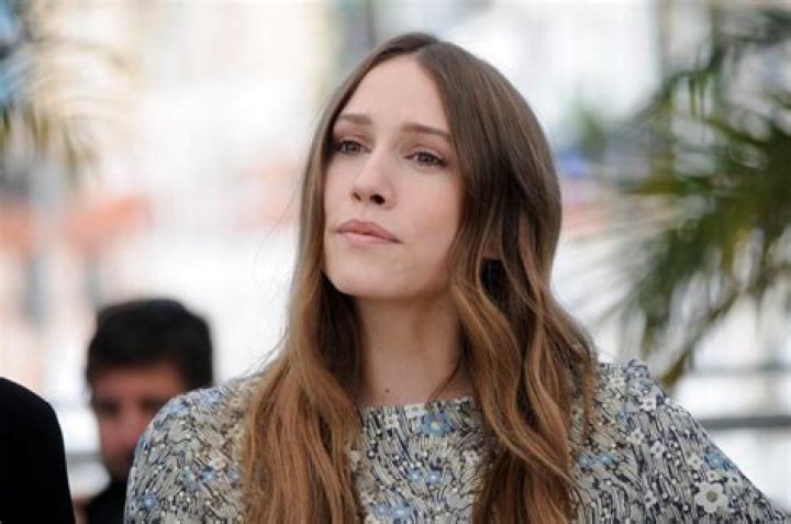 Sarah Sutherland Net Worth, Age, Height, Husband, Profile, Movies