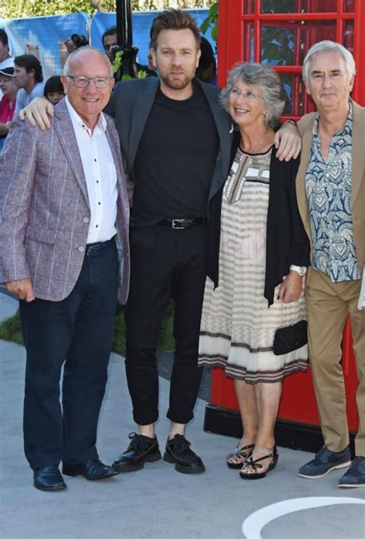 Scots star Ewan McGregor pictured with arms around parents at premiere